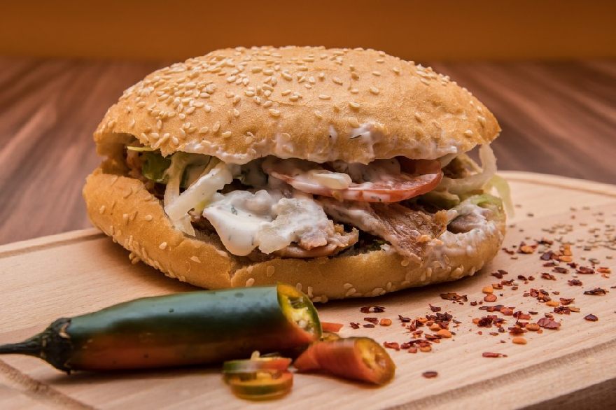 Leckeren Döner und saftigen Dürüm bei dem Döner Kebab Atilas Feinekost in München mit türkische Spezialitäten an Essen.